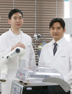 _images_000016_Dr._Hongjun_Kim_(left)_and_Professor_Seungbum_Hong_(right)