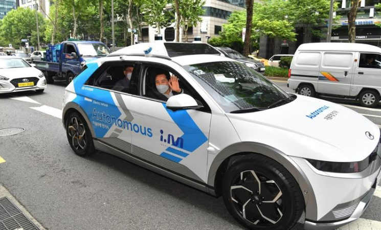 Self-driving cars able to make U-turns, change lanes tested in Seoul