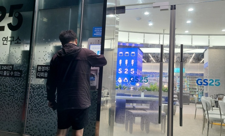 High-tech convenience stores boom amid high labor costs and contactless services
