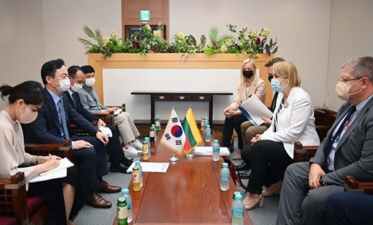 Korea, Lithuania hold talks on bilateral cooperation in laser, bio